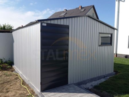 Gartenhaus / Gerätehaus 4×3×2,50 – Satteldach, einflügelige Tür, RAL 9006 weißaluminium, PVC-Fenster
