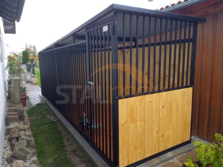 Hundezwinger 4×1,5×1,70 - Holzboden, Holzrückwand, geschlossene Seitenwände, drehbare Futternapfhalterung inkl. 2 Futternäpfe